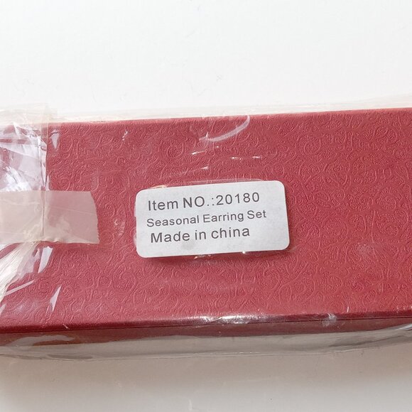 3 Pairs of Dangle Earrings, Butterflies, Leafs, Snowflakes - Picture 6 of 16